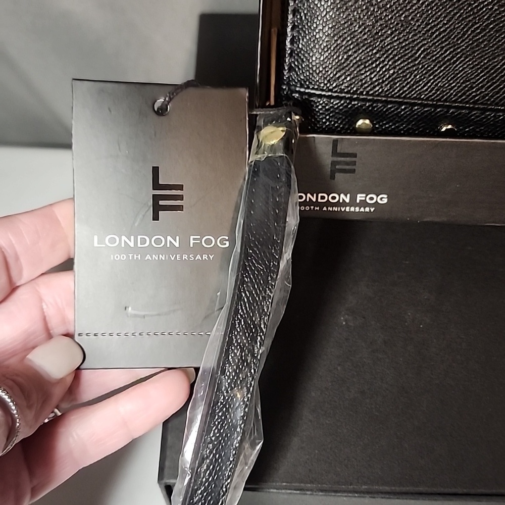 London Fog NWT Black Textured Wristlet with Gold Accents - Picture 2 of 7